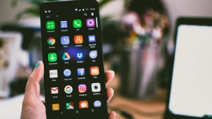How to switch from One UI to another Android skin without losing settings or apps