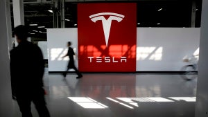 Tesla faces employee mora…